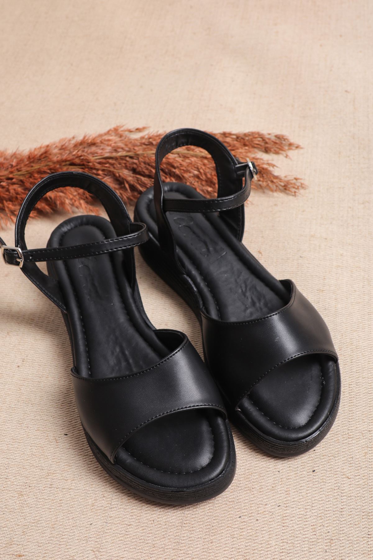 Kalın Taban Bantlı Düz Kadın Sandalet 4 cm Topuk