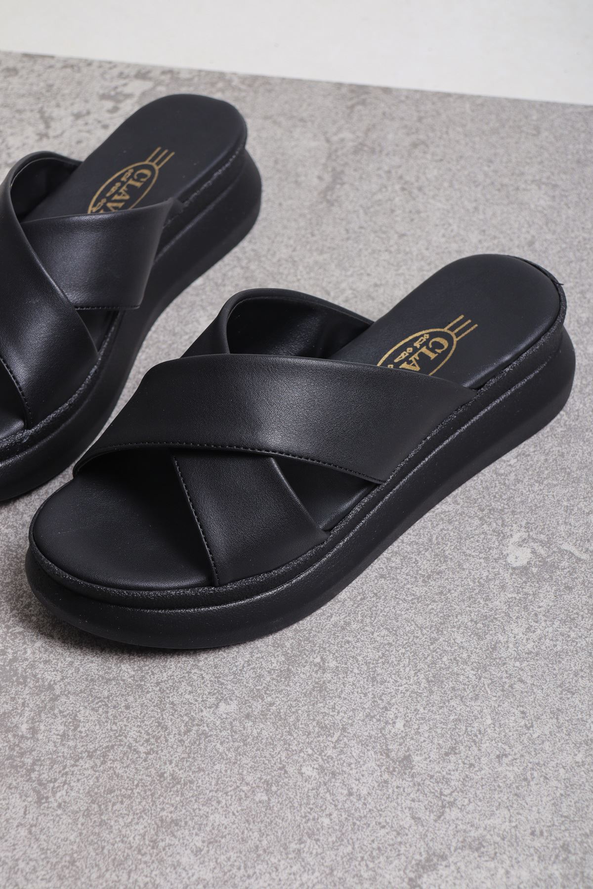 Alçak 4 Cm Dolgu Topuk Çapraz Kalın Bant Fashion Terlik