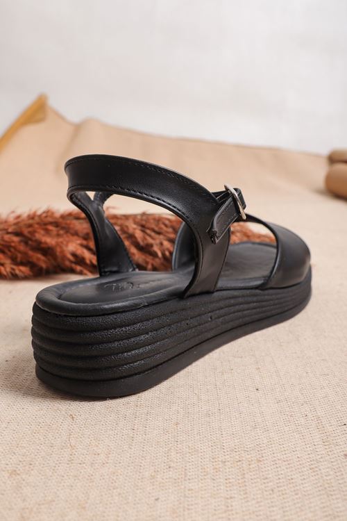 Kalın Taban Bantlı Düz Kadın Sandalet 4 cm Topuk